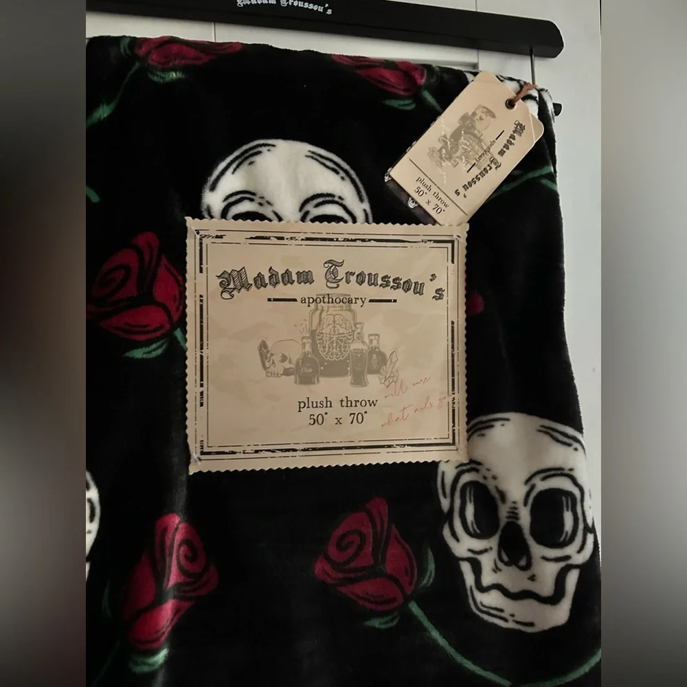 NWT Madam Trousseau’s Apothecary Skull & Roses Plush Blanket